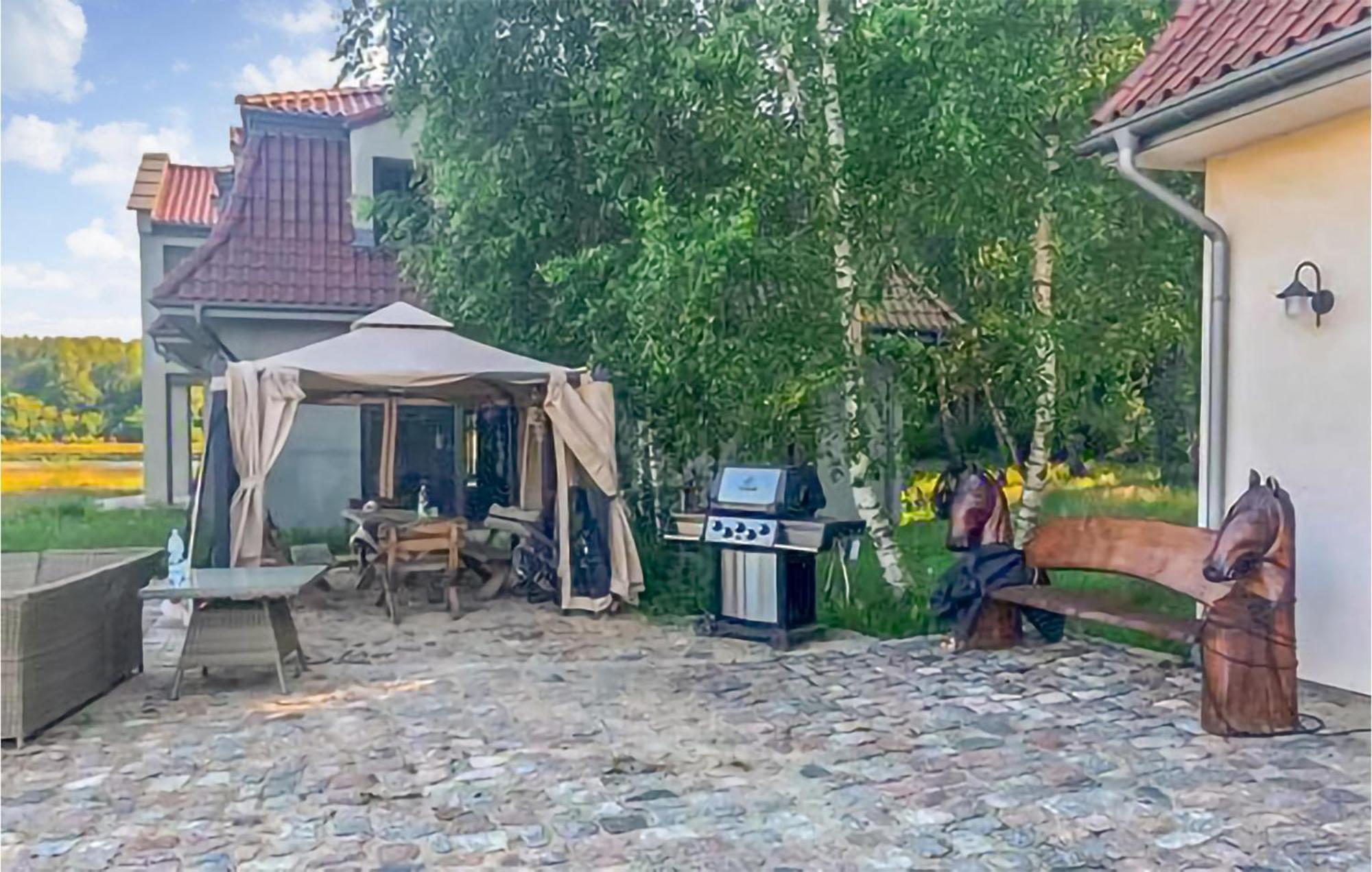 Amazing Home In Gniewino With Kitchen ภายนอก รูปภาพ